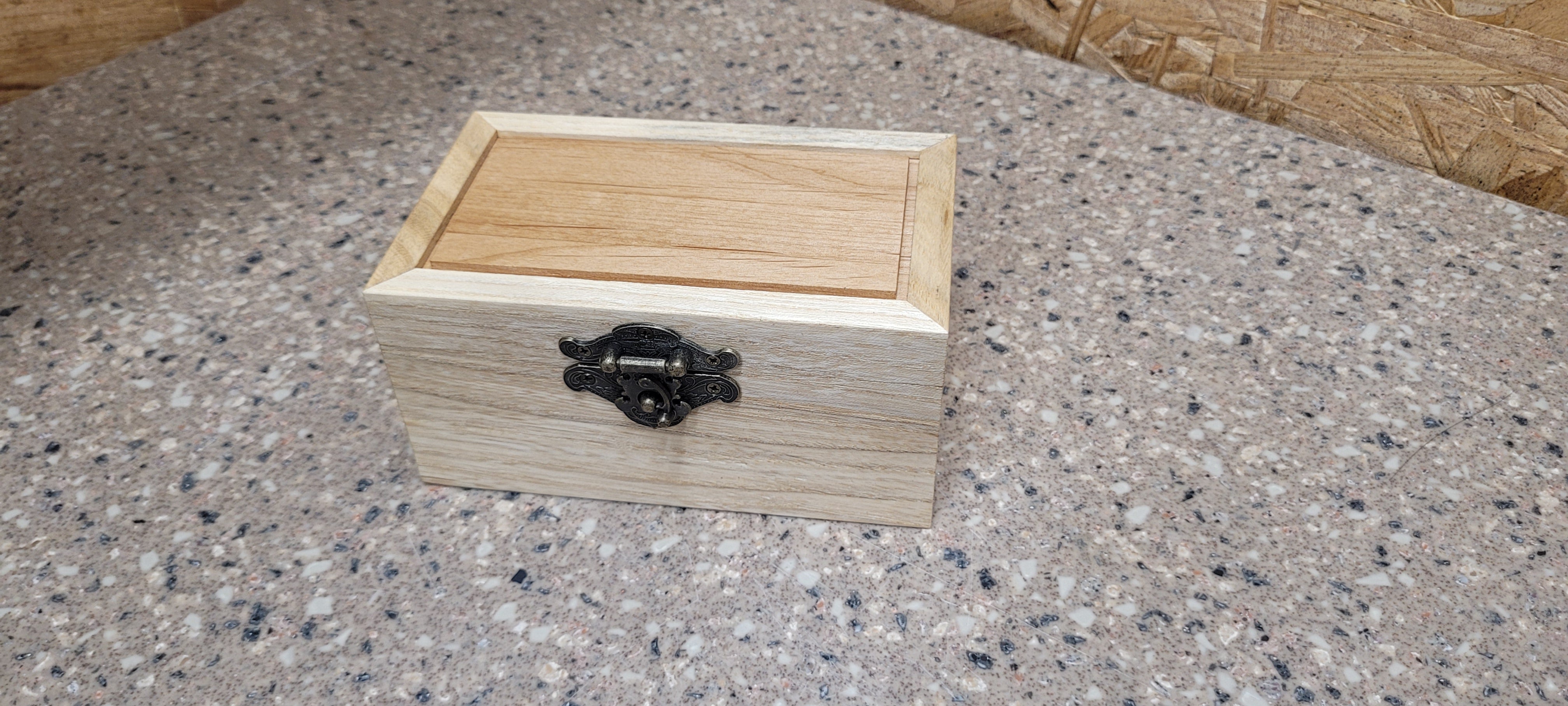 ash wood craft tackle box Woodsmith Magazine Tool Tote Plans Engraving Details Tiny ash box Squirrel